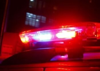 Padrasto tentar espiar enteada tomando banho e foge da polícia