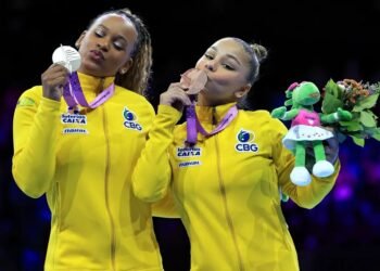 Rebeca Andrade é prata e Flávia Saraiva leva bronze no solo do Mundial