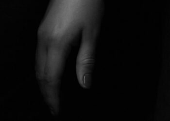 Mulher é agredida com tapas e empurrões na parede na frente dos filhos