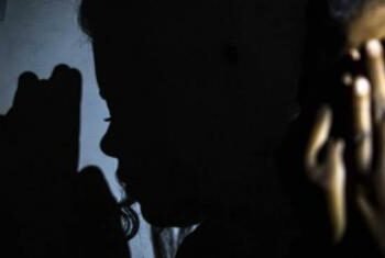 Montador de brinquedos é preso após beijar menina de 13 anos à força