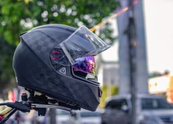 Suspeito fica nervoso e espanca dá capacetadas no rosto de companheira em Jaciara