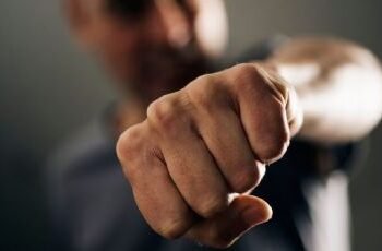 Marido agride e ameaça arrancar coração de esposa com faca