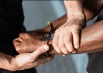 Rapaz é preso por importunação sexual e ameaça com arma de fogo durante festa