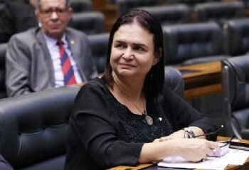 Rosa Neide rebate insinuações de desistência: Nenhum deles tem autorização para falar por mim