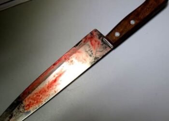 Marido chega em casa bêbado e esfaqueia esposa que dormia