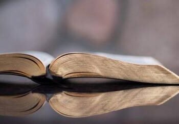 Homem é preso após agredir mulher com bíblia e obrigá-la a engolir páginas