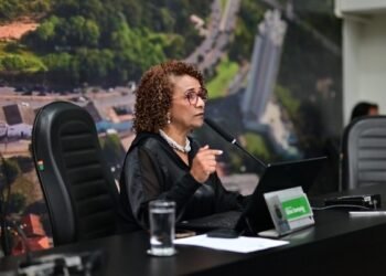Edna cobra do Executivo o piso da enfermagem