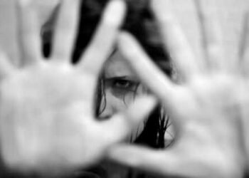 Homem bêbado agride mulher com capacetadas na cabeça durante madrugada