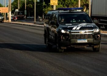 Homem pede água, invade casa e estupra mulher em Várzea Grande (MT), diz polícia