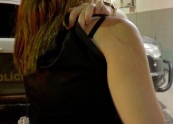 Homem tenta obrigar a esposa a engolir um celular durante agressão