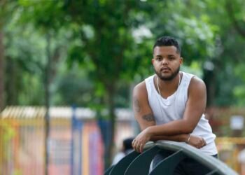 Preto Téo extravasa identidade trans por meio da poesia