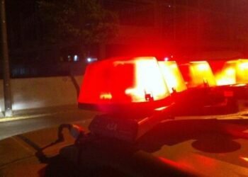 Idoso é flagrado beijando filha de 9 anos na boca em via pública de Cuiabá