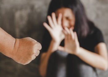 Mulher desmaia depois de marido bater sua cabeça contra parede durante briga