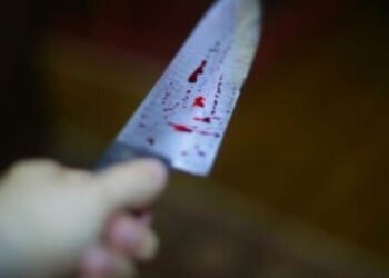 Homem invade casa e esfaqueia mulher na frente dos filhos