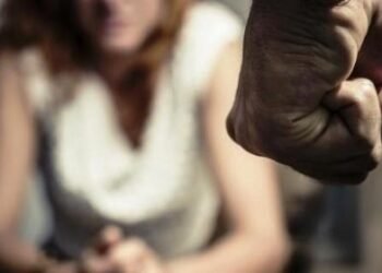 Mulher é agredida ao tentar repreender marido que beijava de língua filha bebê em Cuiabá