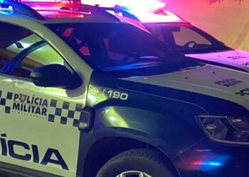 Mulher é socorrida após ser prensada por carro contra portão no Médio Norte; ex-companheiro preso