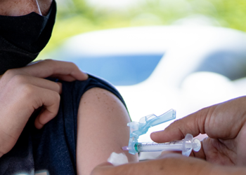 Não caia em fake news: a vacinação infantil contra covid-19 oferecida pelo SUS é segura