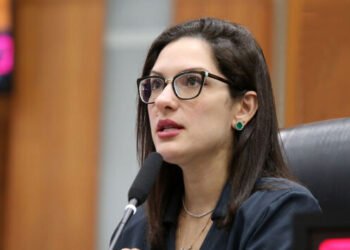 Janaina Riva responde sogro e afirma que desistir do Senado está “fora de cogitação”