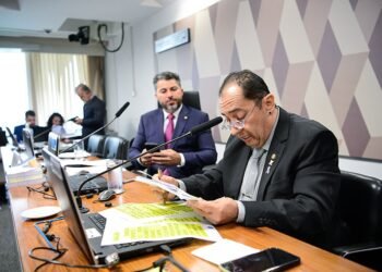 CCJ aprova projeto para proteger crianças e adolescentes em ambientes digitais
