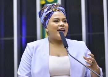 Projeto aumenta pena para homicídio e coação praticados contra advogadas