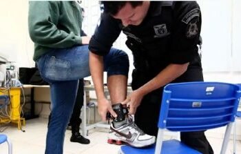 Conselho sugere tornozeleira eletrônica como medida protetiva