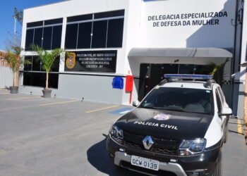 Agressor é preso após descumprir medida protetiva, perseguir e ameaçar ex-companheira em Cáceres
