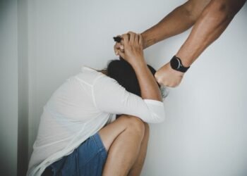 Violência Doméstica em Cuiabá: Mulher Agredida e Impedida de Entrar em Casa pelo Companheiro no Bairro Três Barras