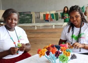 Biojóias produzidas por mulheres de Ouro Branco proporcionam renda e chegam até atriz Glória Pires