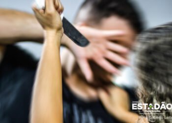 Homem morde lábio da esposa e tem rosto rasgado a facadas