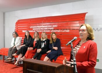 Senado recebe banco vermelho contra feminicídio