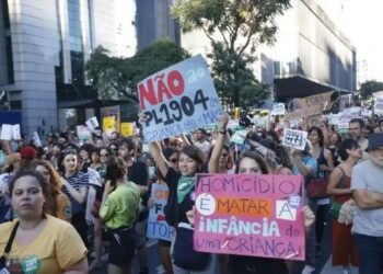 Mulheres protestam contra PL que equipara aborto a homicídio na Praça Alencastro