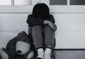 Menina de 7 anos é estuprada por irmão de 12; mãe descobriu uma semana depois