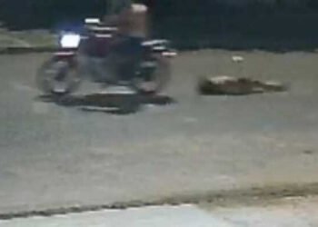 VÍDEO: Homem arrasta corpo de mulher pelas ruas após quase decapitá-la