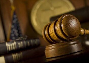 Homem que matou esposa a facadas enquanto dormia é condenado a 17 anos de prisão