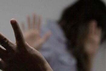 Mulher é agredida pelo ex-marido enquanto se arrumava para ir à igreja