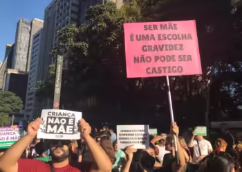 Manifestação na Avenida Paulista critica PL que equipara aborto e homicídio; veja fotos