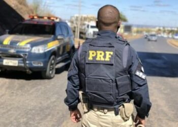 Idoso é preso por abrir calça e mostrar pênis a passageira