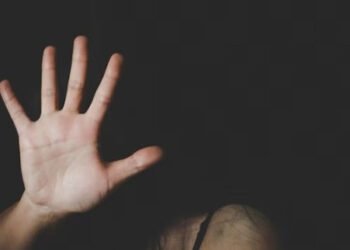 Homem é detido por agarrar mulher à força durante confraternização