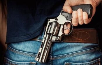 Homem é preso após atirar em companheira