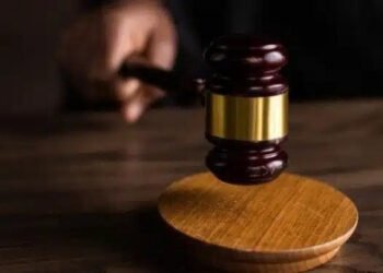 Acusado de matar esposa na frente do filho é condenado a 30 anos de prisão