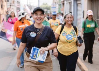 Vânia faz caminhada no Centro e detona indústria da multa: “comércio está derrubado”