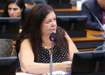 Projeto aumenta pena para quem fornece à criança produto que cause dependência