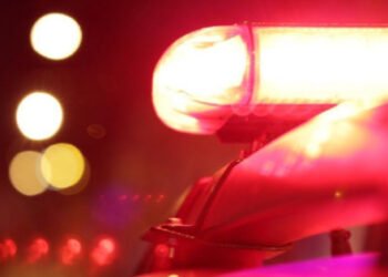 Homem é preso por dar tiro de calibre 22 no rosto da namorada após discussão