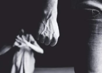 Mulher desmaia após ser agredida e golpeada com “mata-leão” pelo marido