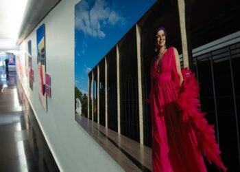 Outubro Rosa: exposição no Senado traz histórias de superação do câncer de mama