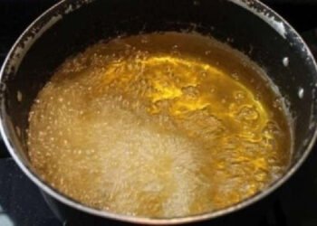 Mulher é espancada e companheiro joga óleo quente no corpo dela