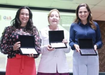 Presidente reeleita da OAB e desembargadoras recebem homenagens