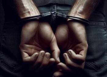 Homem é preso por agredir companheira e tentar matar o pai com faca