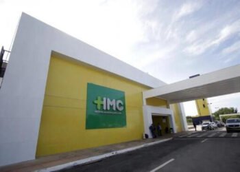 Jovem queimada pelo namorado morre no HMC