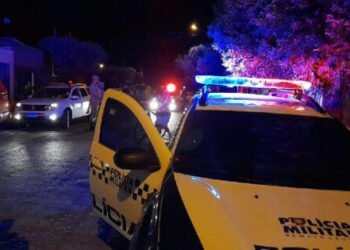 Homem tira as roupas e tenta invadir casa; menor estava no local